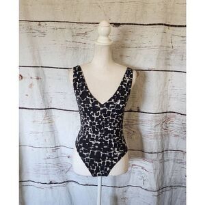 Aritzia Babaton Contour Double V Bodysuit Size Small